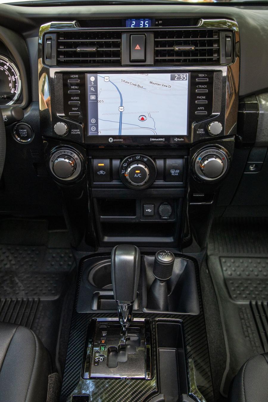 Детали интерьера Toyota 4Runner TRD Off-Road (N280) 2019 года  (фото 2 из 9)